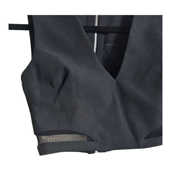 ELIZABETH AND JAMES Black V-Neck Crop Top - Size Small - Picture 3 of 6